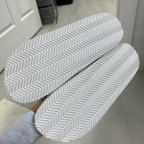 Onia Men’s Pool Slides. - Picture 4 of 4